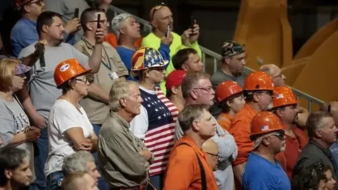 约翰逊上篮意外出界，裁判判定为前场球